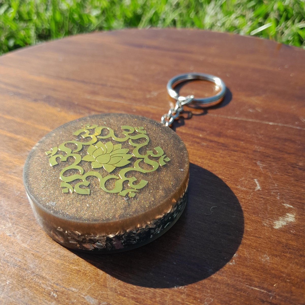 Llavero Orgonita Flor de Loto con Shunguita - Protector 5G - Mundo Orgon