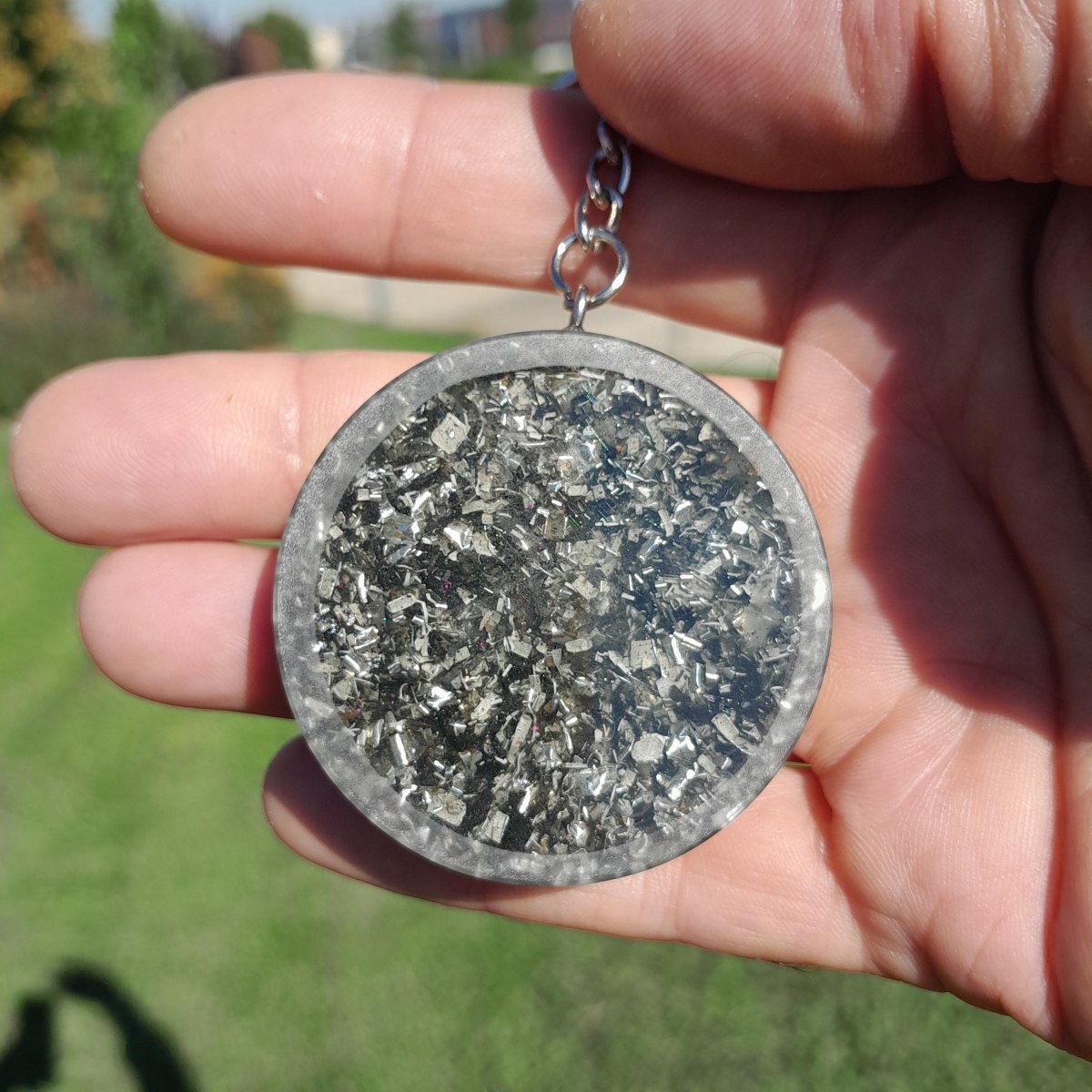 Llavero Orgonita Flor de Loto con Shunguita - Protector 5G - Mundo Orgon