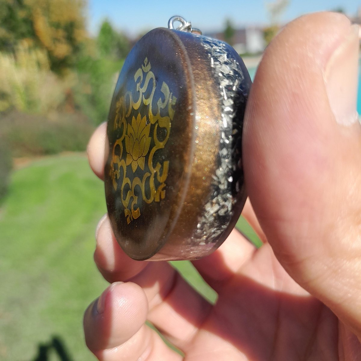 Llavero Orgonita Flor de Loto con Shunguita - Protector 5G - Mundo Orgon