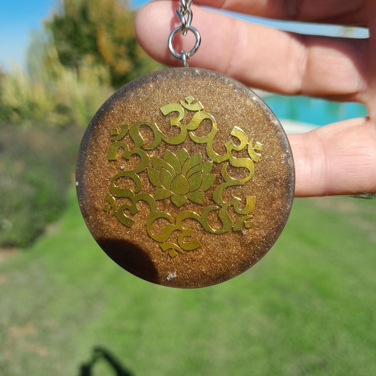 Llavero Orgonita Flor de Loto con Shunguita - Protector 5G - Mundo Orgon