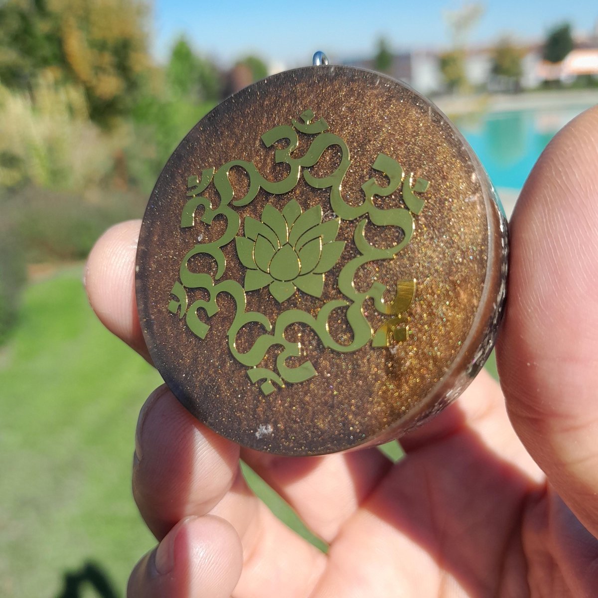 Llavero Orgonita Flor de Loto con Shunguita - Protector 5G - Mundo Orgon