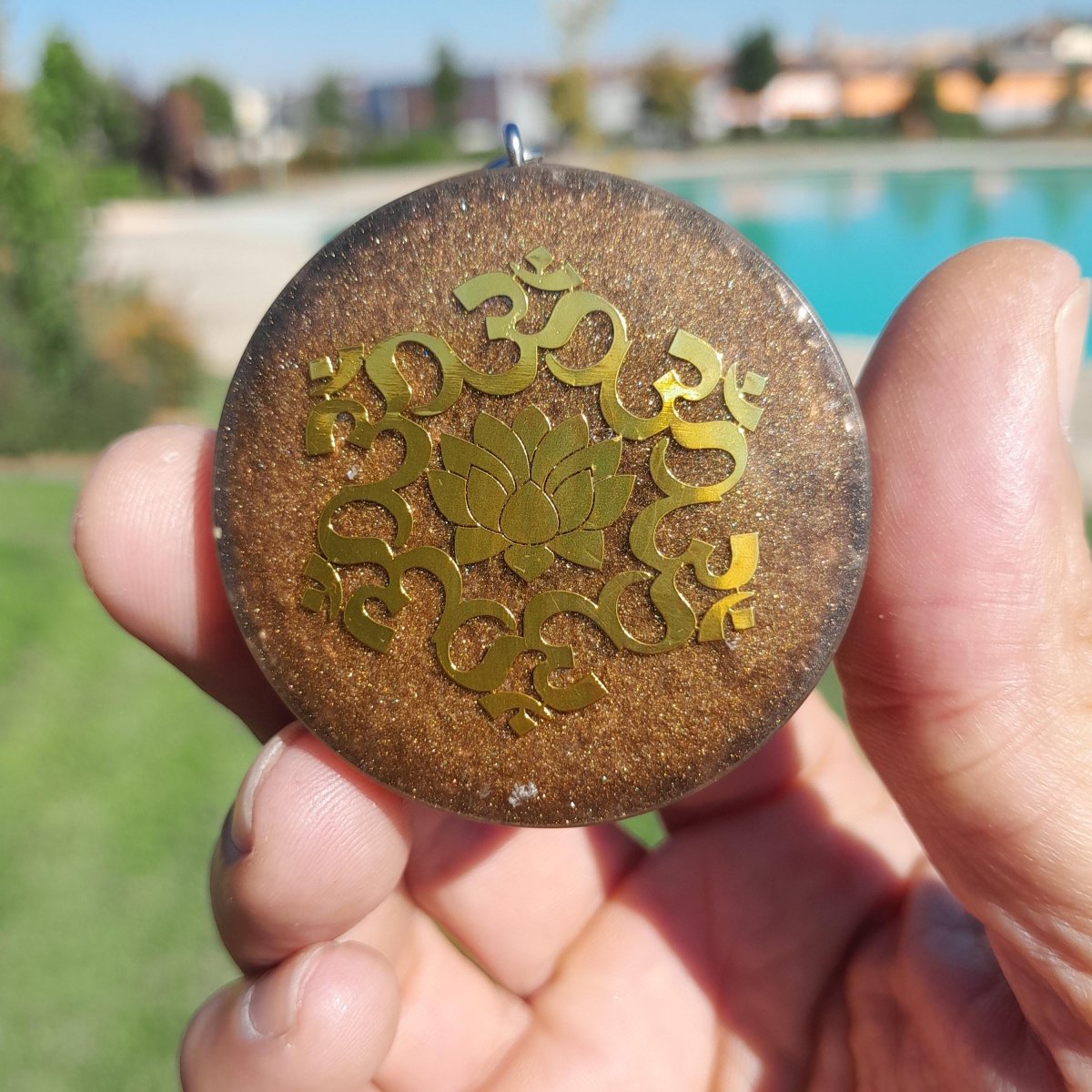 Llavero Orgonita Flor de Loto con Shunguita - Protector 5G - Mundo Orgon