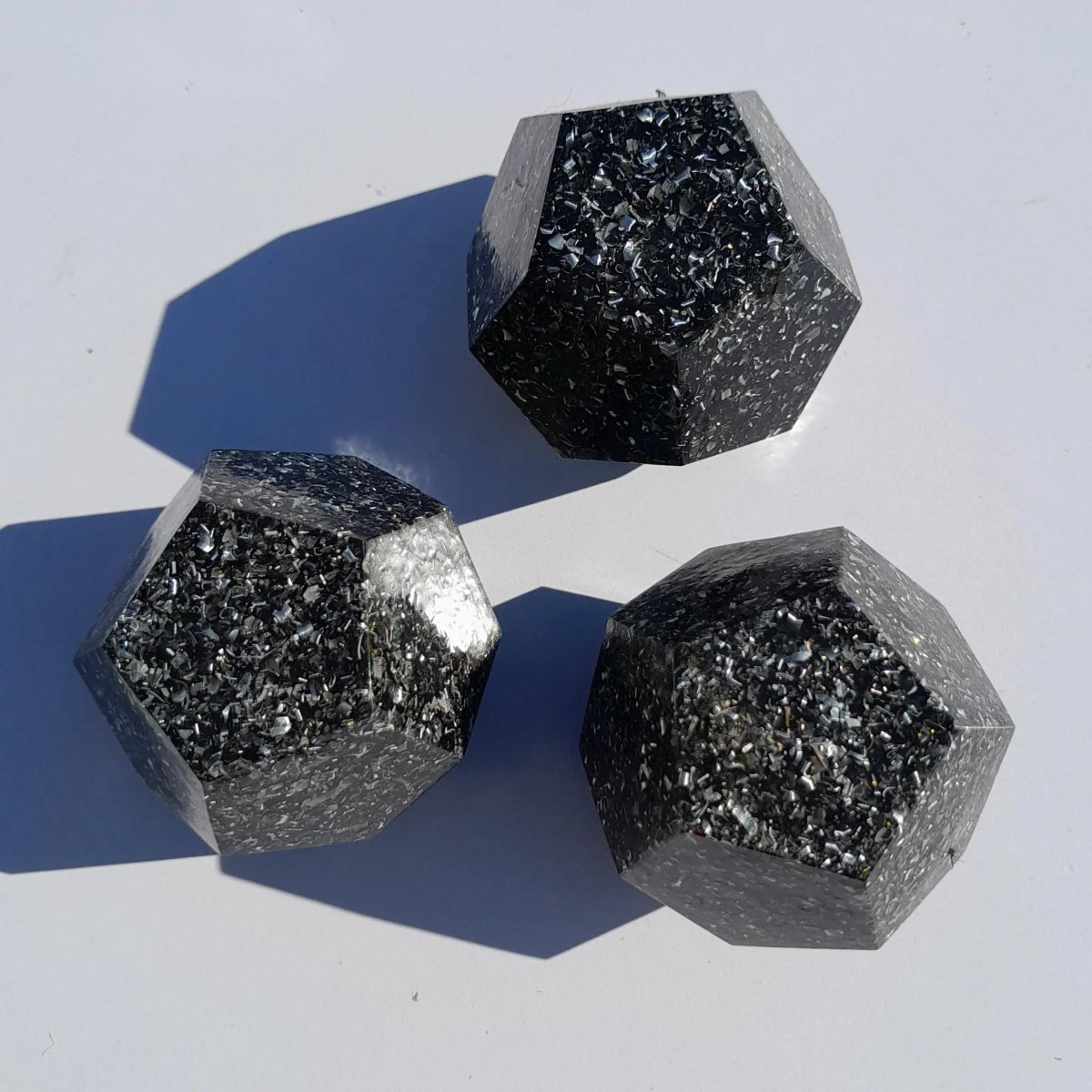 Mini Dodecaedro Orgonita con Shunguita en Polvo - Mundo Orgon