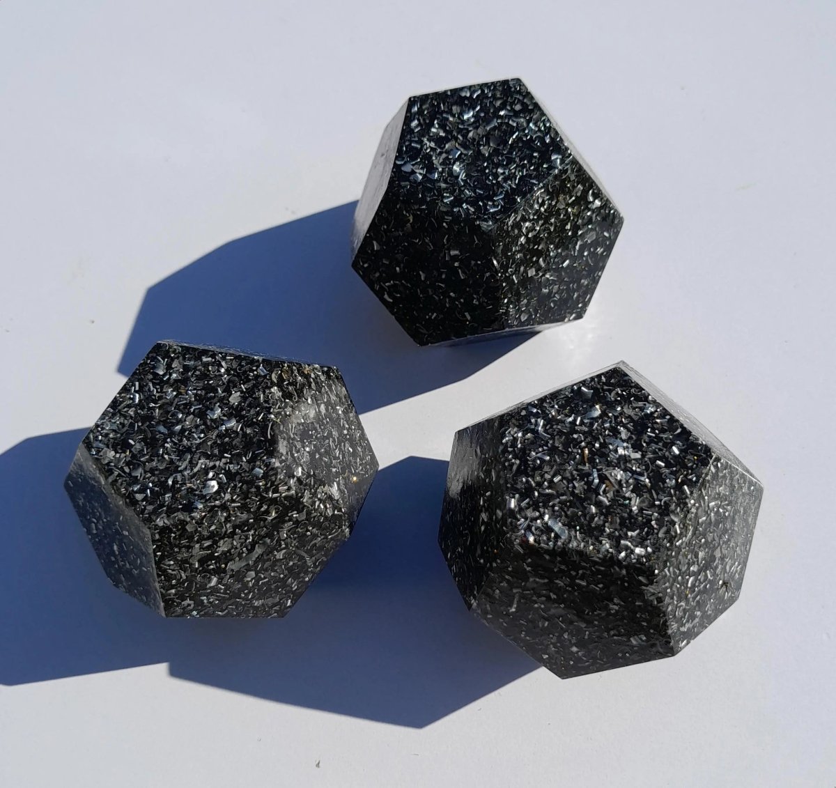 Mini Dodecaedro Orgonita con Shunguita en Polvo - Mundo Orgon