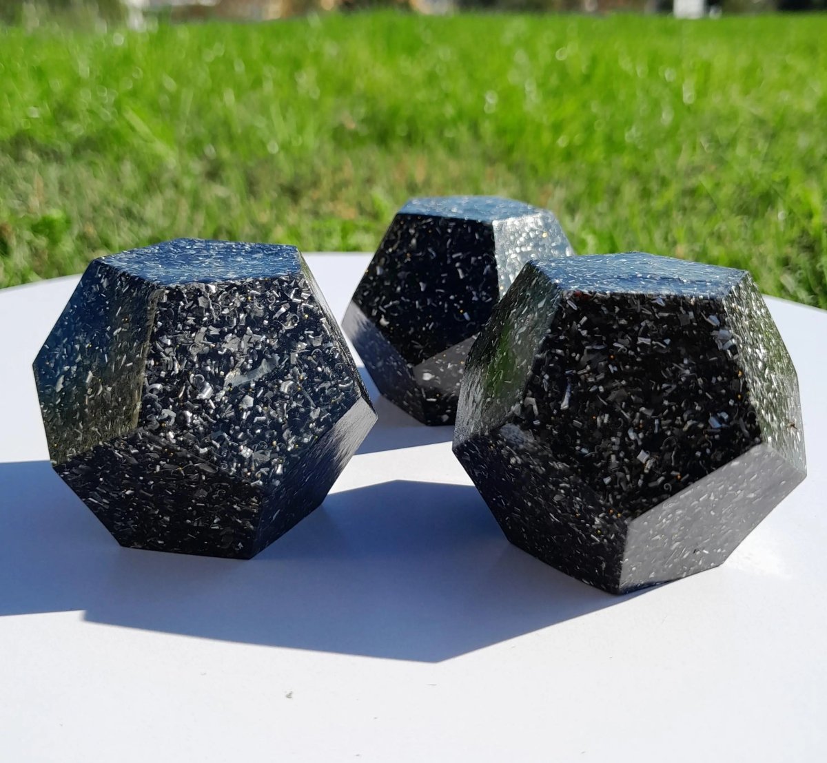 Mini Dodecaedro Orgonita con Shunguita en Polvo - Mundo Orgon