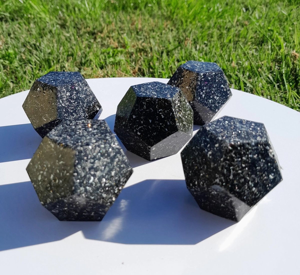 Mini Dodecaedro Orgonita con Shunguita en Polvo - Mundo Orgon