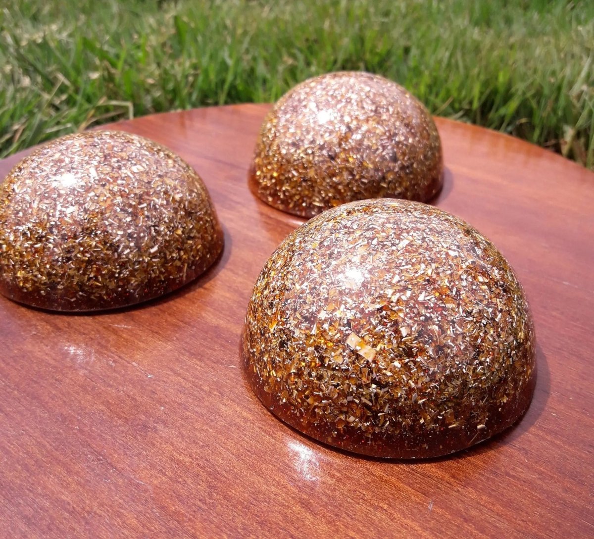 Orgonita Semiesfera Color Caramelo - Mundo Orgon