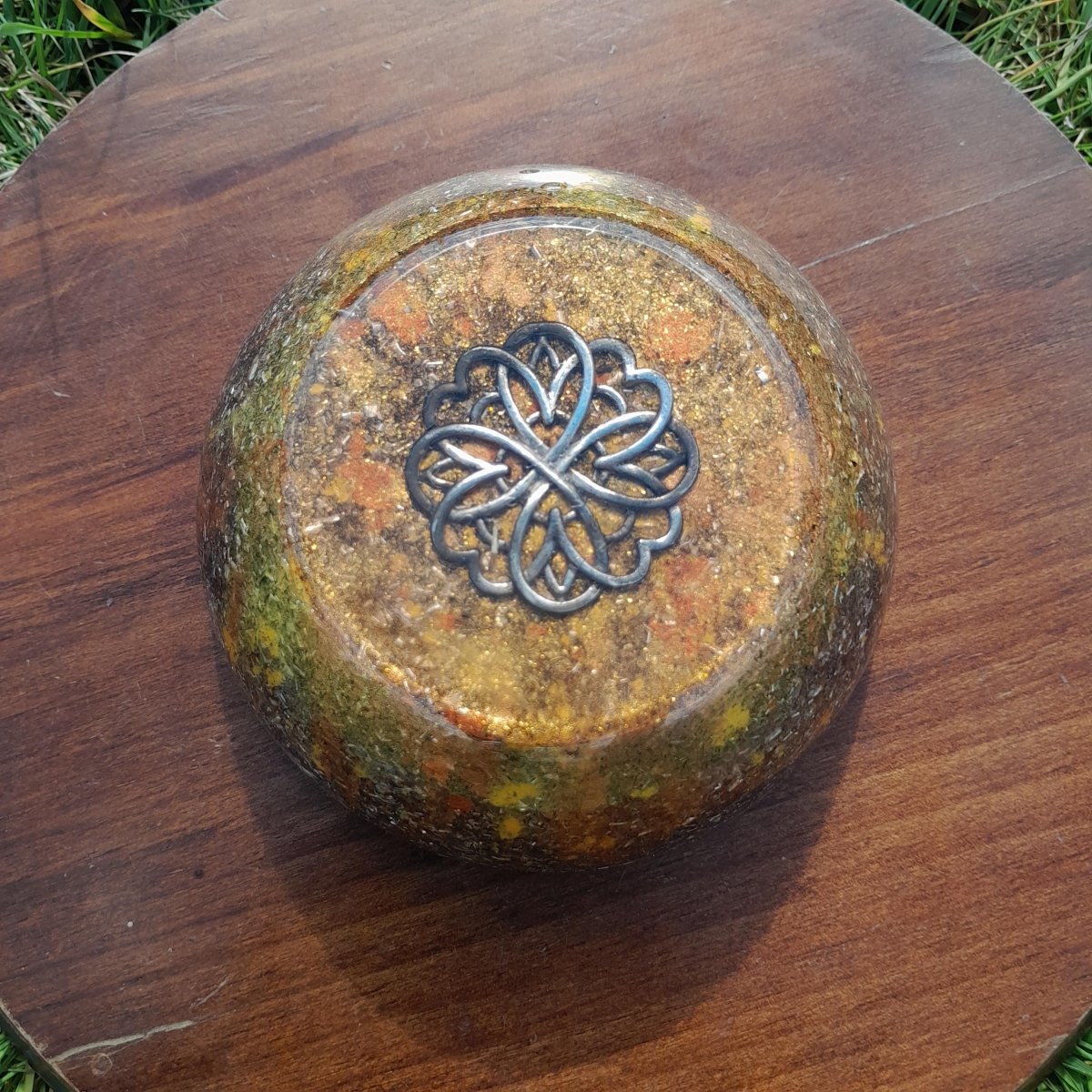 Orgonita Semiesfera Flor de Metal con Shunguita - Mundo Orgon