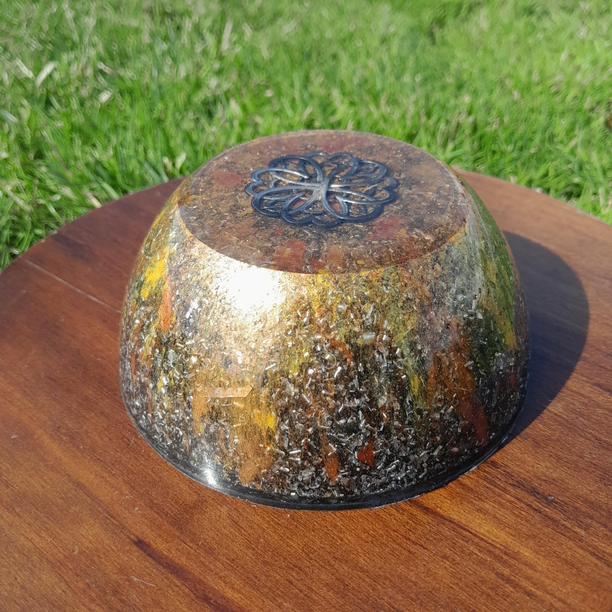 Orgonita Semiesfera Flor de Metal con Shunguita - Mundo Orgon