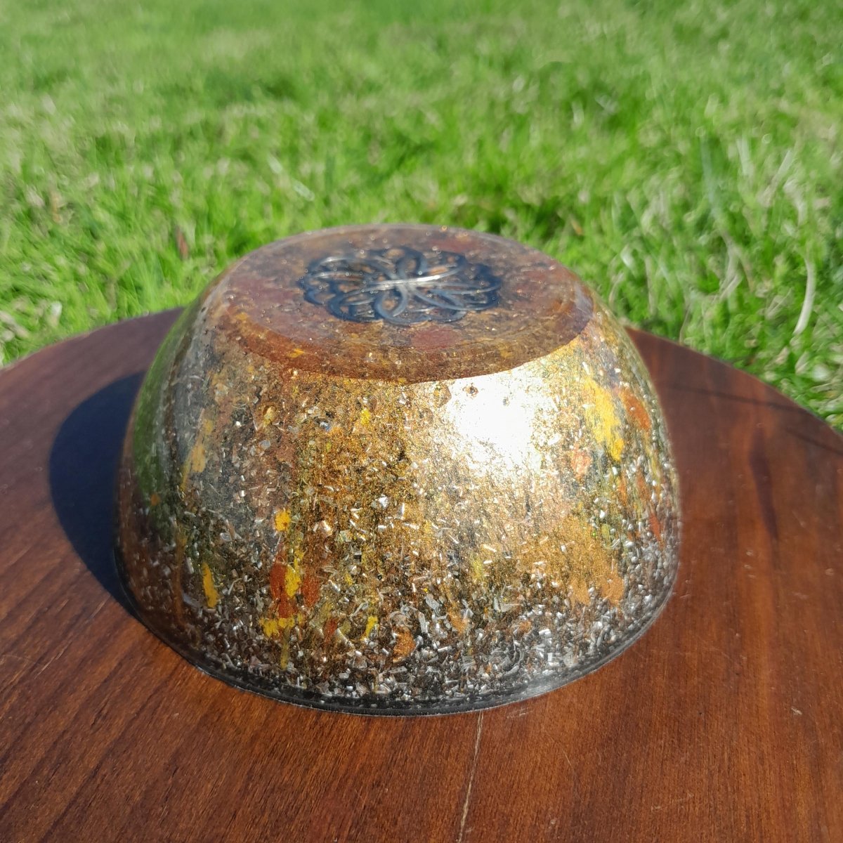 Orgonita Semiesfera Flor de Metal con Shunguita - Mundo Orgon