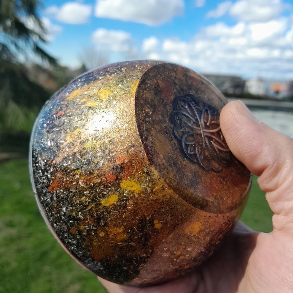 Orgonita Semiesfera Flor de Metal con Shunguita - Mundo Orgon