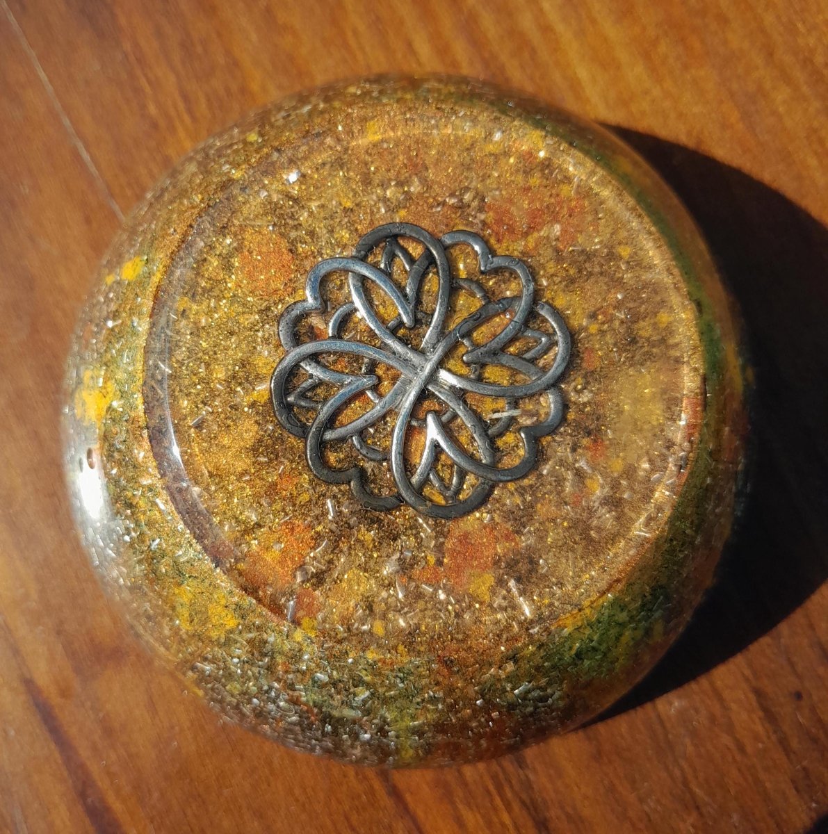 Orgonita Semiesfera Flor de Metal con Shunguita - Mundo Orgon