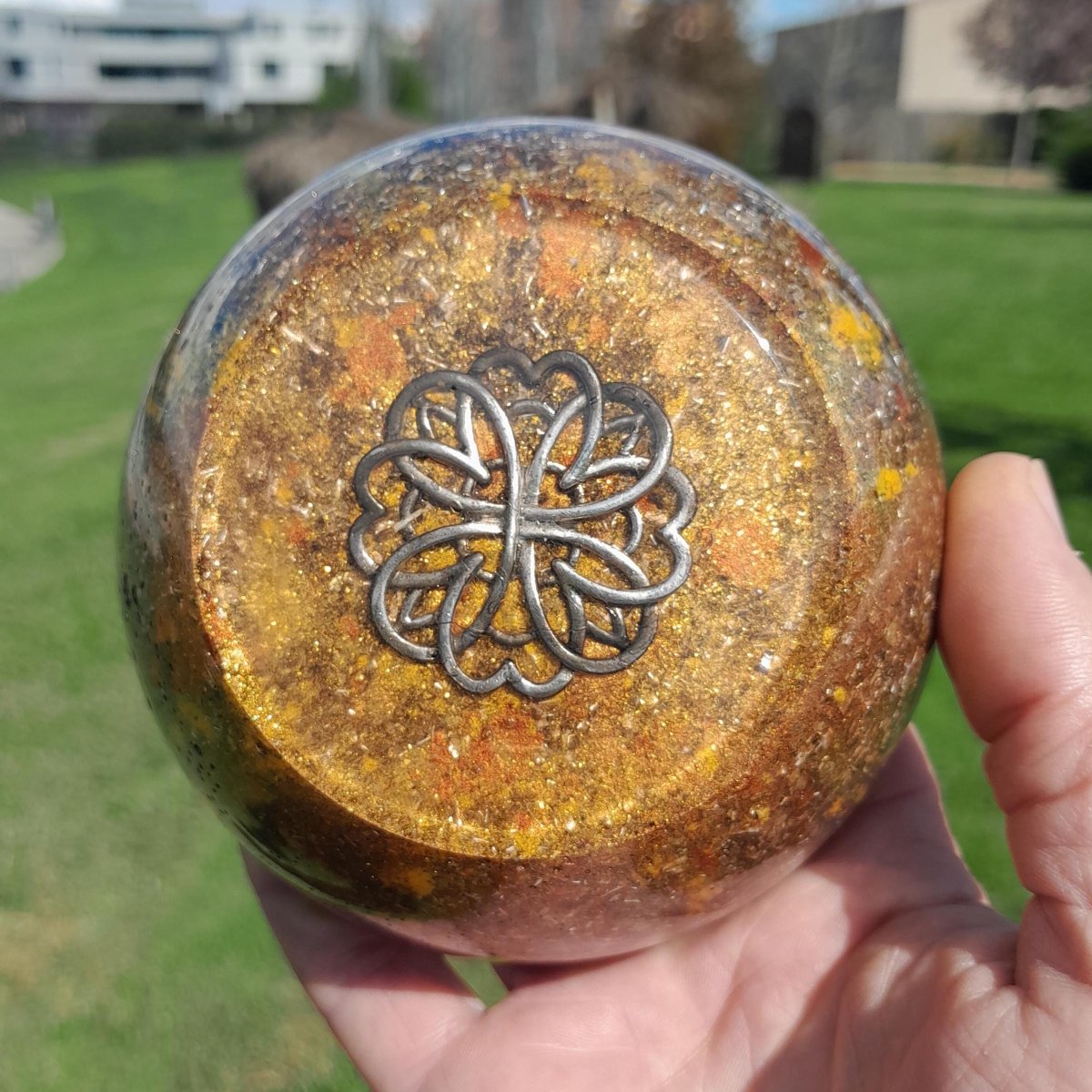 Orgonita Semiesfera Flor de Metal con Shunguita - Mundo Orgon