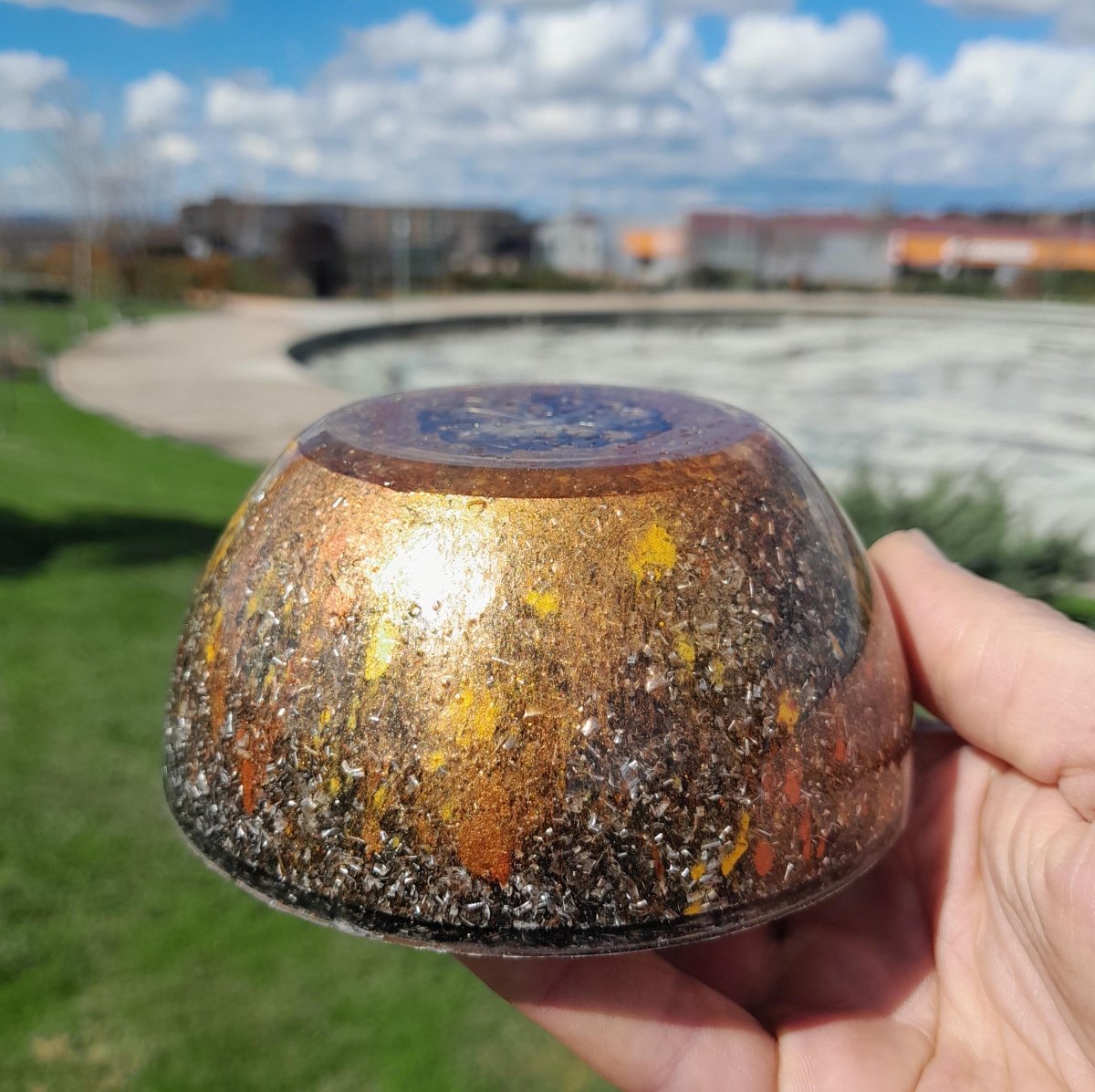 Orgonita Semiesfera Flor de Metal con Shunguita - Mundo Orgon