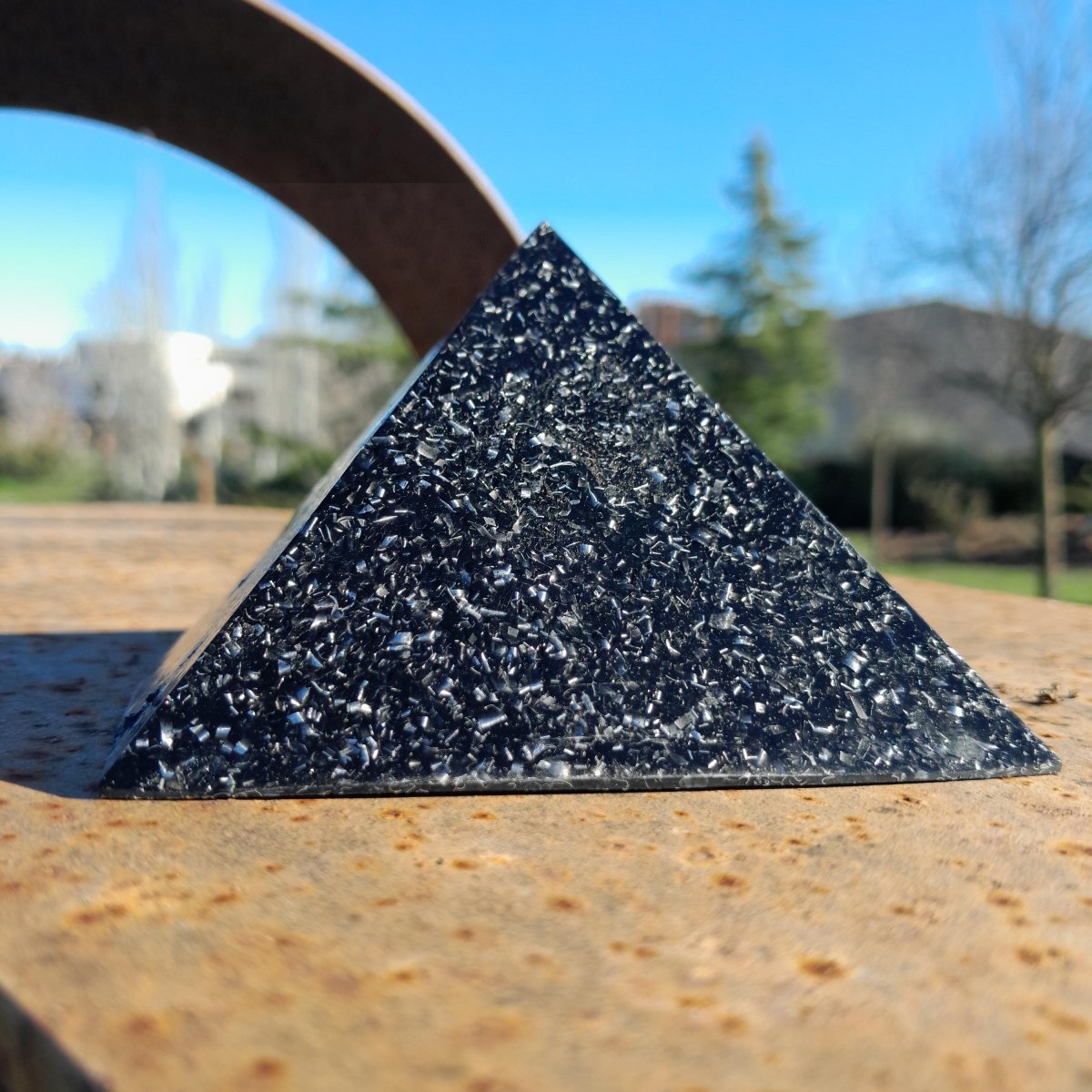 Pirámide de Orgonita con Shungita - 90mm - Mundo Orgon LTD