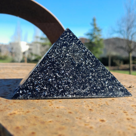 Pirámide de Orgonita con Shungita - 90mm - Mundo Orgon LTD