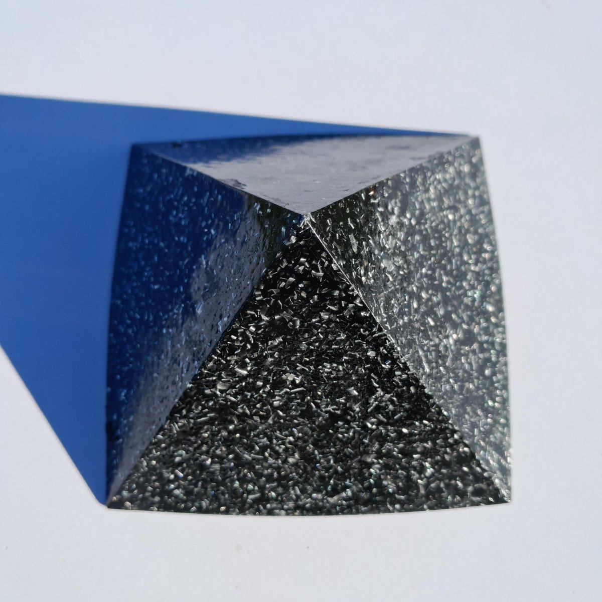 Pirámide de Orgonita con Shungita - 90mm - Mundo Orgon LTD