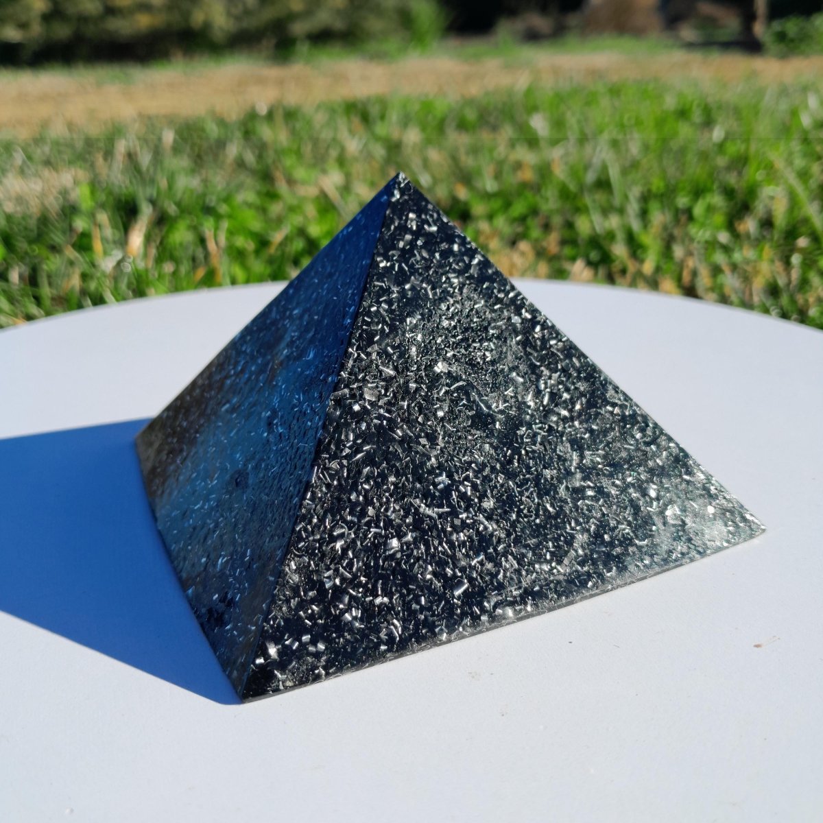 Pirámide de Orgonita con Shungita - 90mm - Mundo Orgon LTD