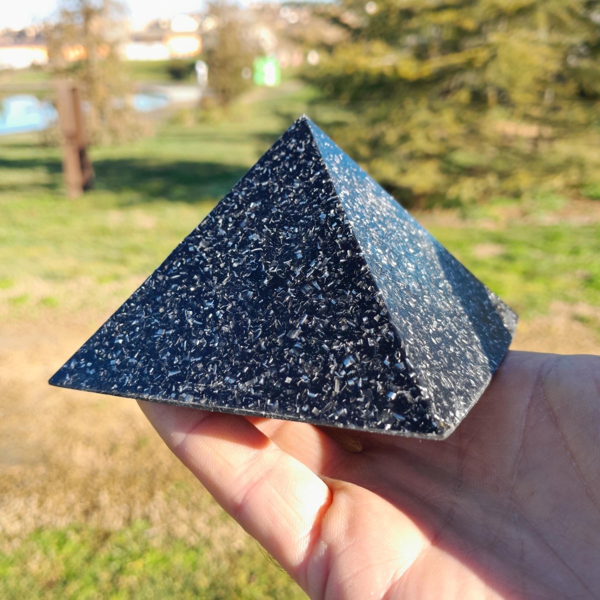 Pirámide de Orgonita con Shungita - 90mm - Mundo Orgon LTD
