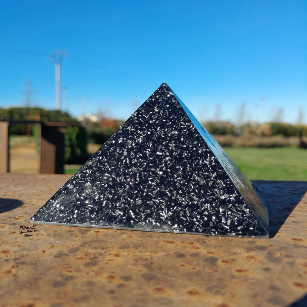 Pirámide de Orgonita con Shungita - 90mm - Mundo Orgon LTD