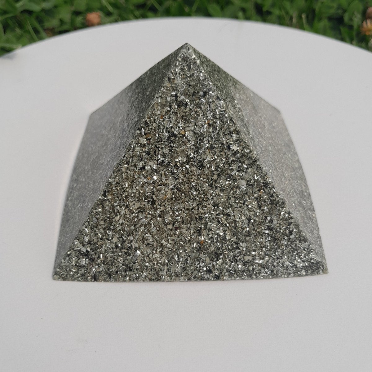 Pirámide Orgonita Básica 90 mm – Color Gris - Mundo Orgon LTD