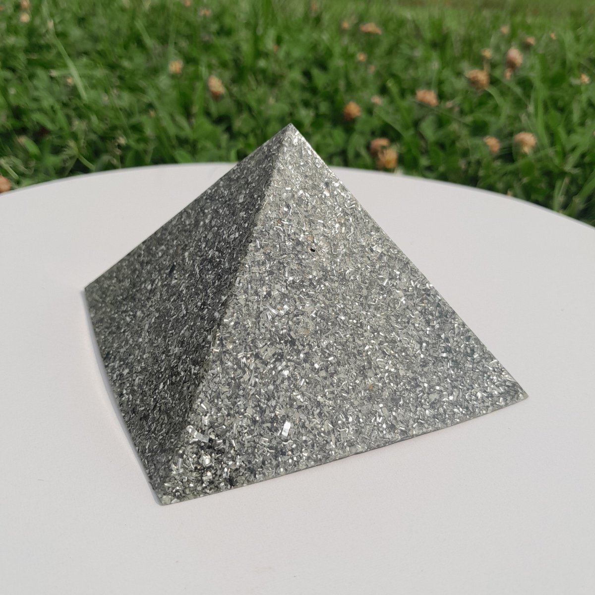 Pirámide Orgonita Básica 90 mm – Color Gris - Mundo Orgon LTD