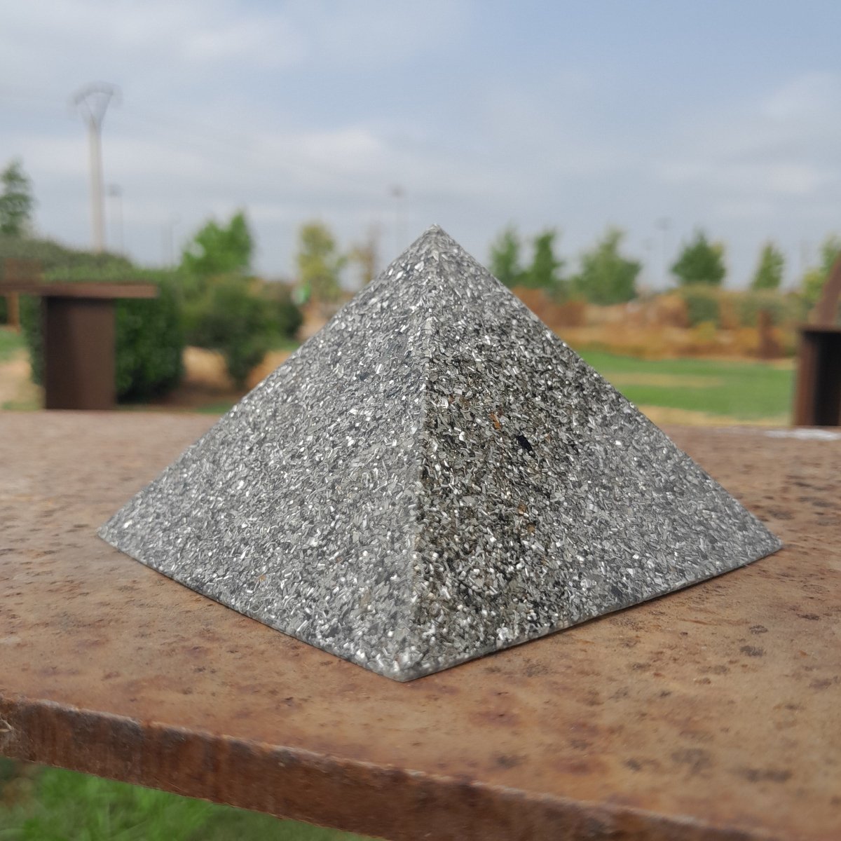 Pirámide Orgonita Básica 90 mm – Color Gris - Mundo Orgon LTD