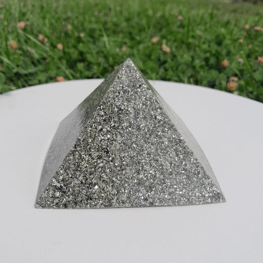 Pirámide Orgonita Básica 90 mm – Color Gris - Mundo Orgon LTD