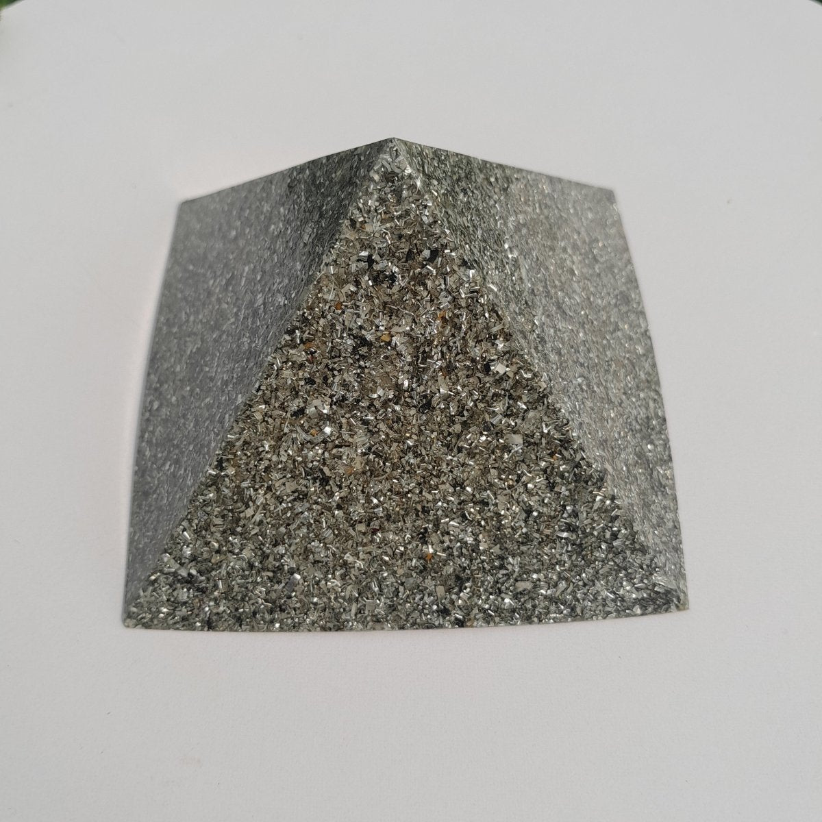 Pirámide Orgonita Básica 90 mm – Color Gris - Mundo Orgon LTD