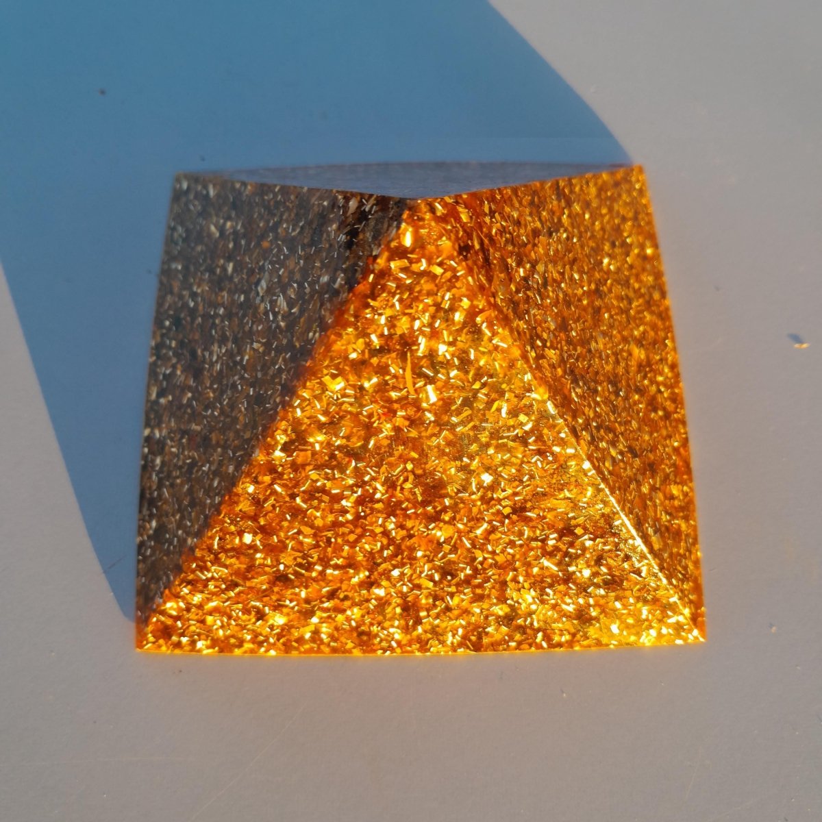 Pirámide Orgonita Básica 90 mm – Color Marrón - Mundo Orgon