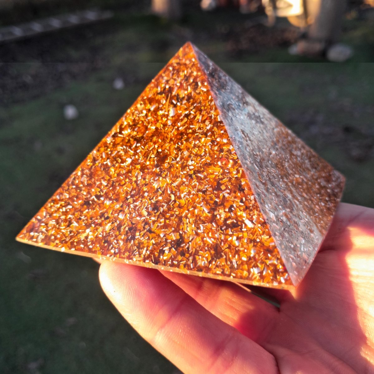 Pirámide Orgonita Básica 90 mm – Color Marrón - Mundo Orgon