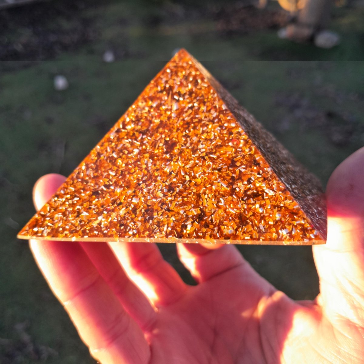 Pirámide Orgonita Básica 90 mm – Color Marrón - Mundo Orgon