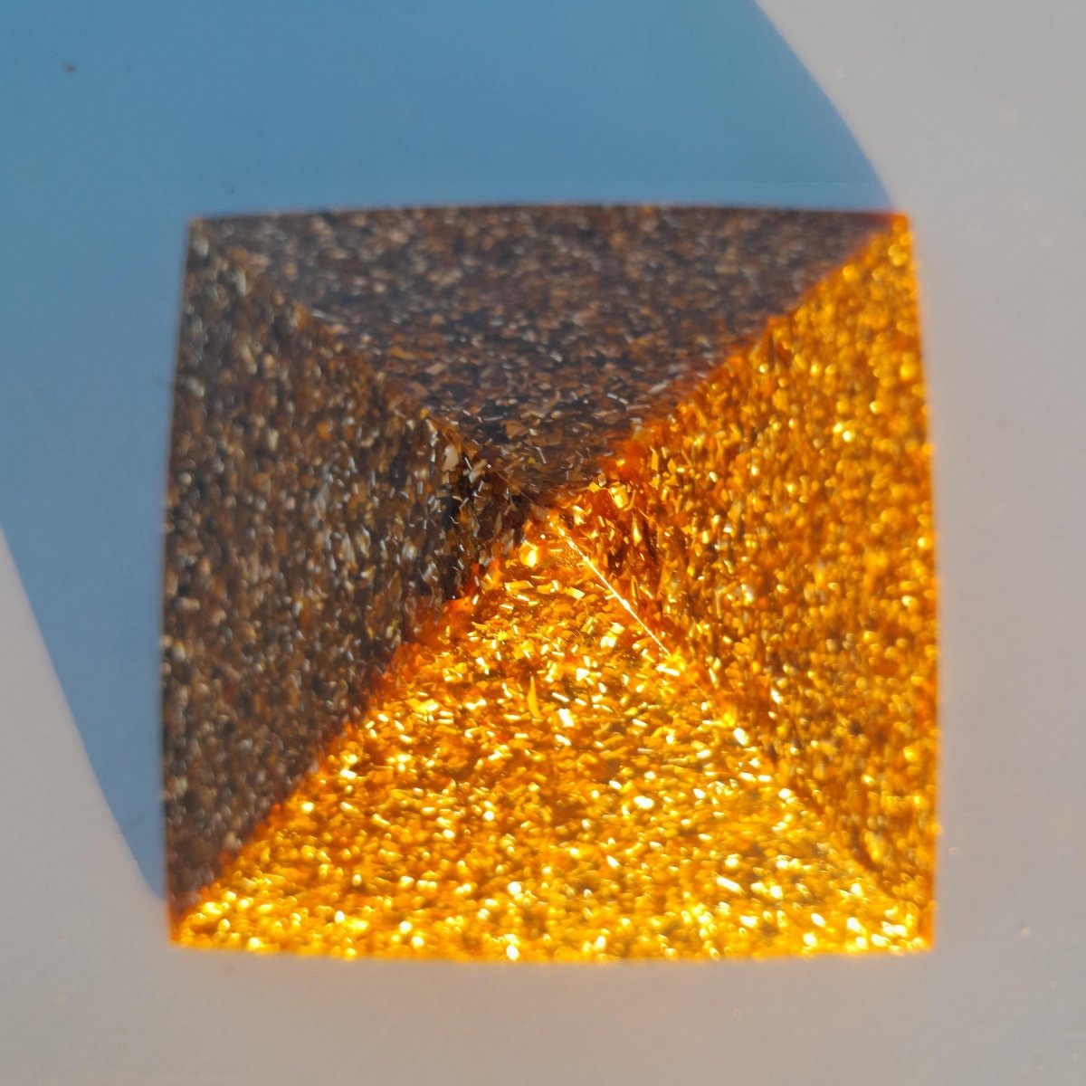 Pirámide Orgonita Básica 90 mm – Color Marrón - Mundo Orgon