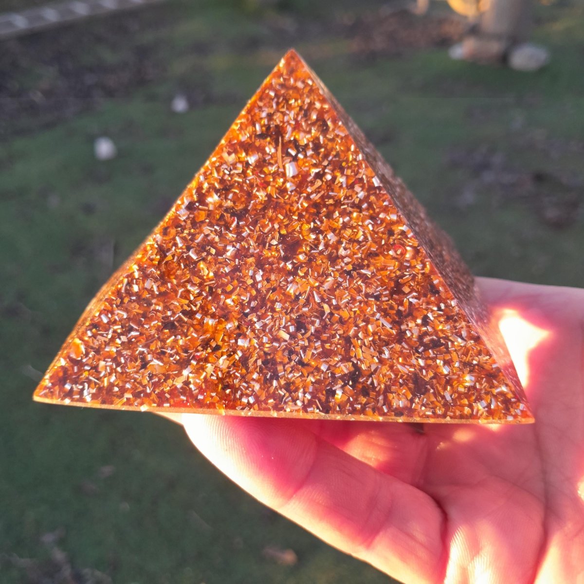 Pirámide Orgonita Básica 90 mm – Color Marrón - Mundo Orgon