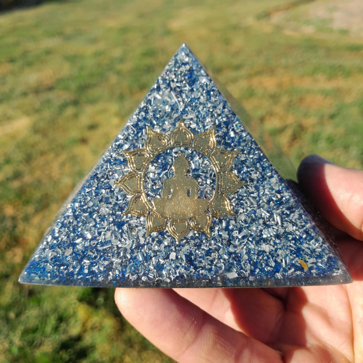 Pirámide Orgonita Buda Azul - 90mm de Base - Mundo Orgon