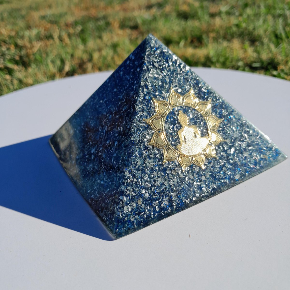 Pirámide Orgonita Buda Azul - 90mm de Base - Mundo Orgon