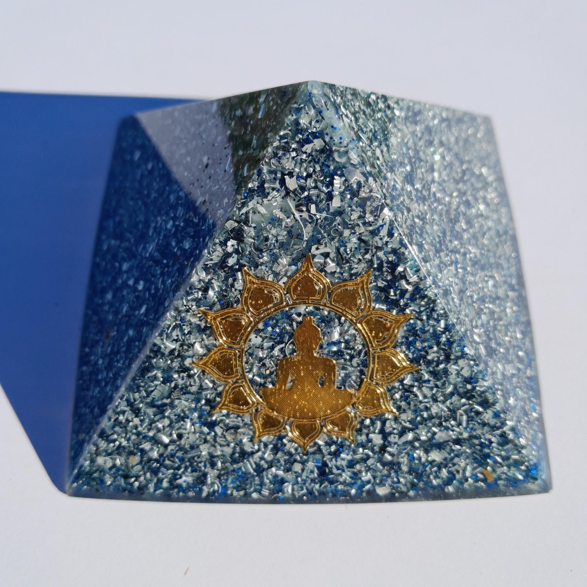 Pirámide Orgonita Buda Azul - 90mm de Base - Mundo Orgon