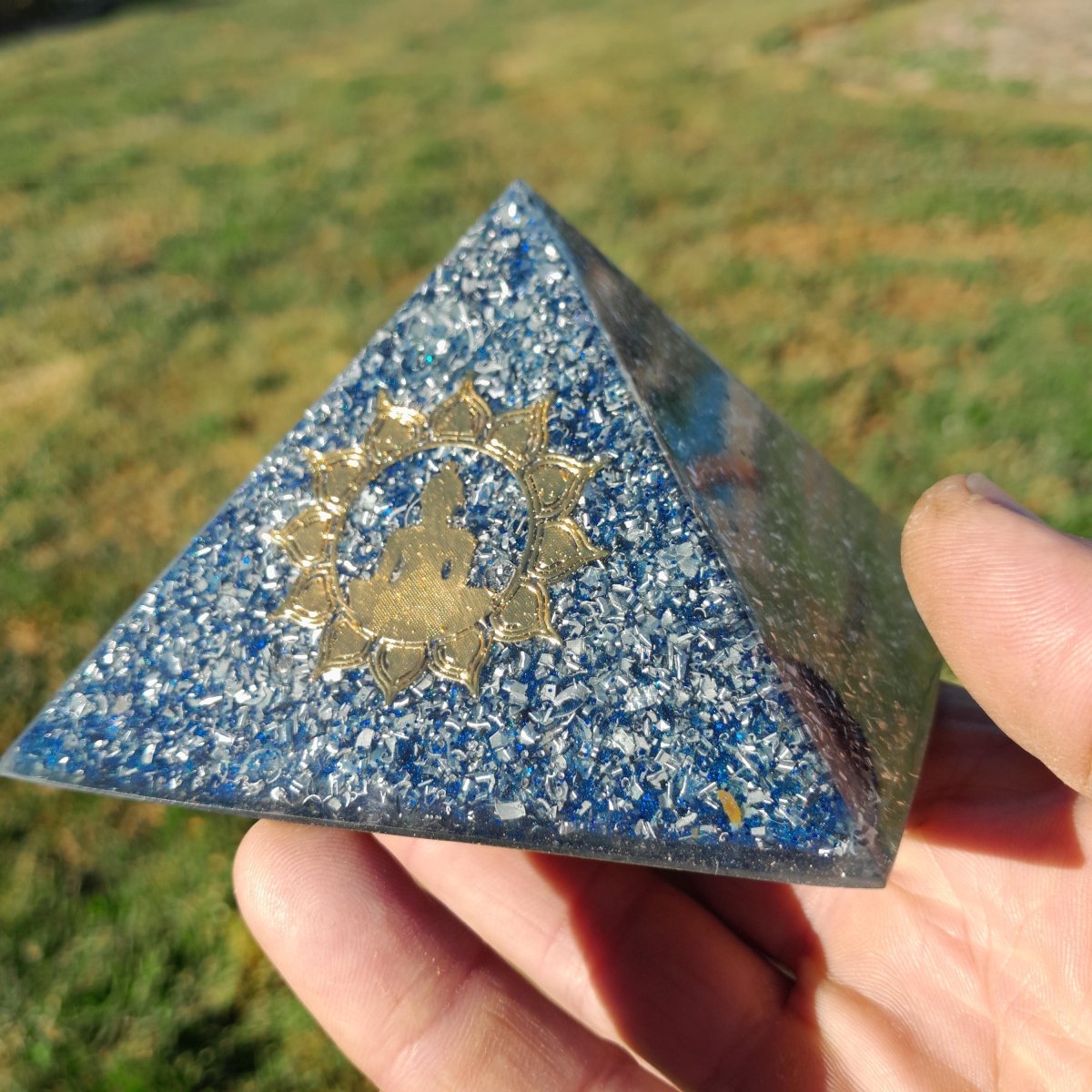 Pirámide Orgonita Buda Azul - 90mm de Base - Mundo Orgon