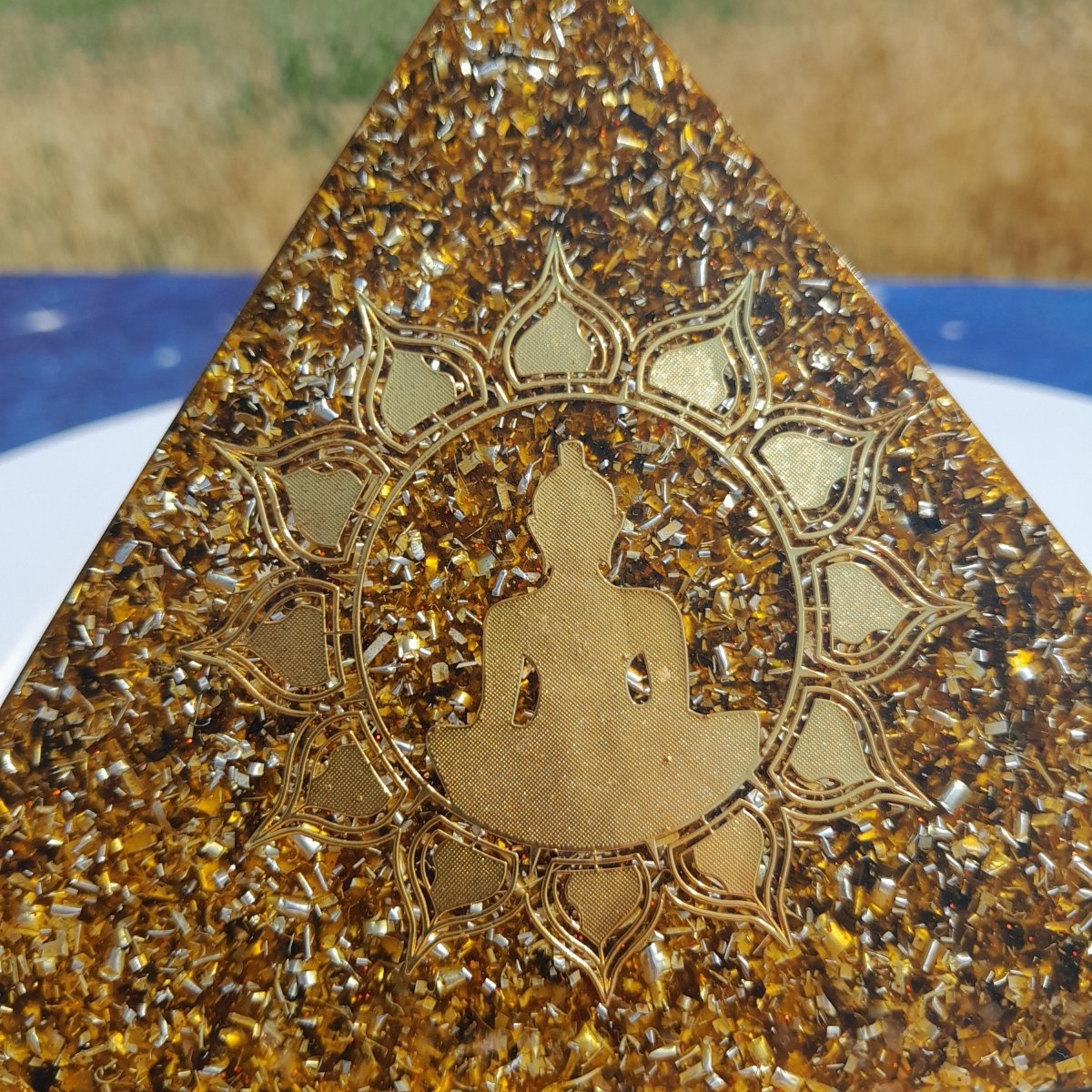 Piramide Orgonita Buda con Flor de Loto Marrón - 140mm Base - Mundo Orgon