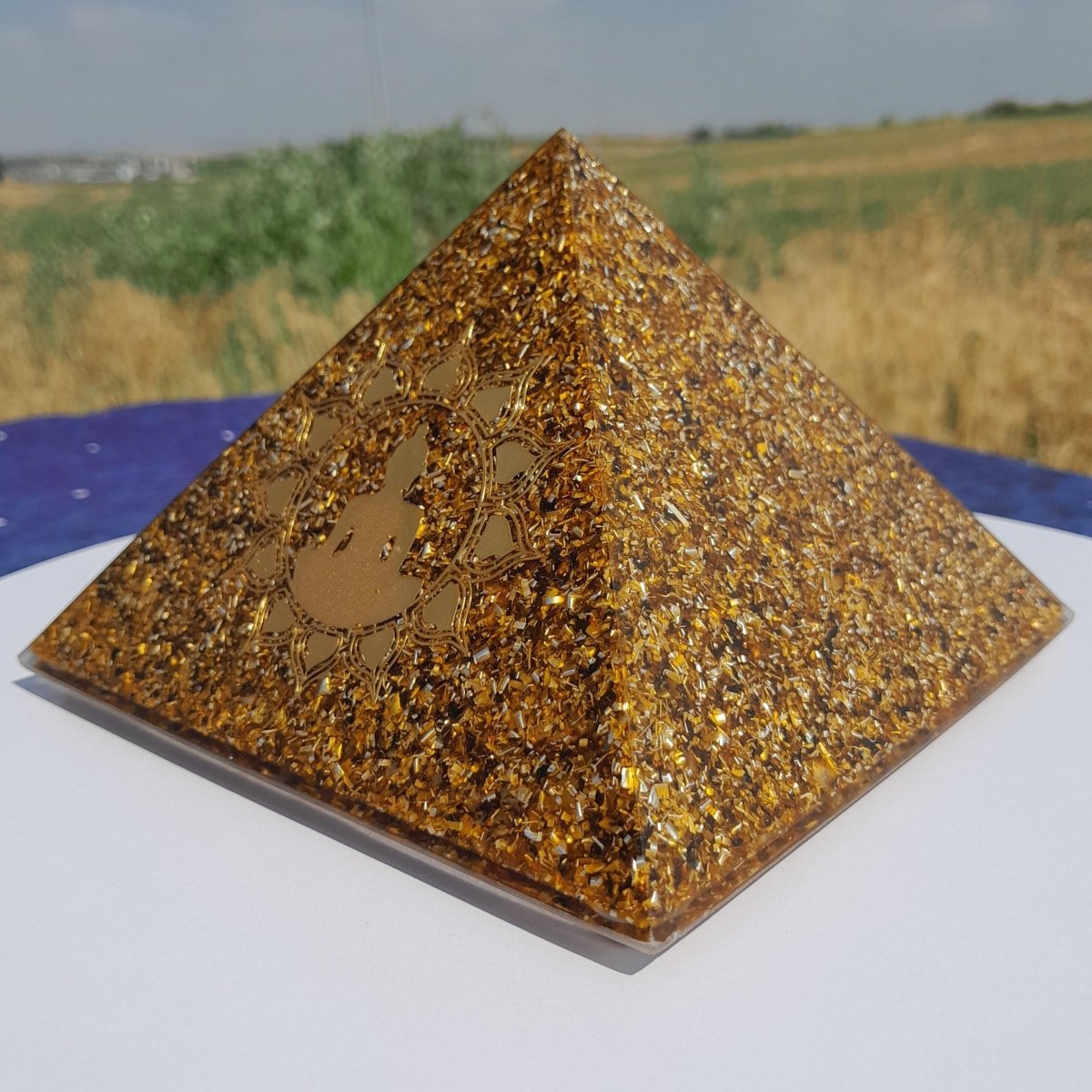 Piramide Orgonita Buda con Flor de Loto Marrón - 140mm Base - Mundo Orgon