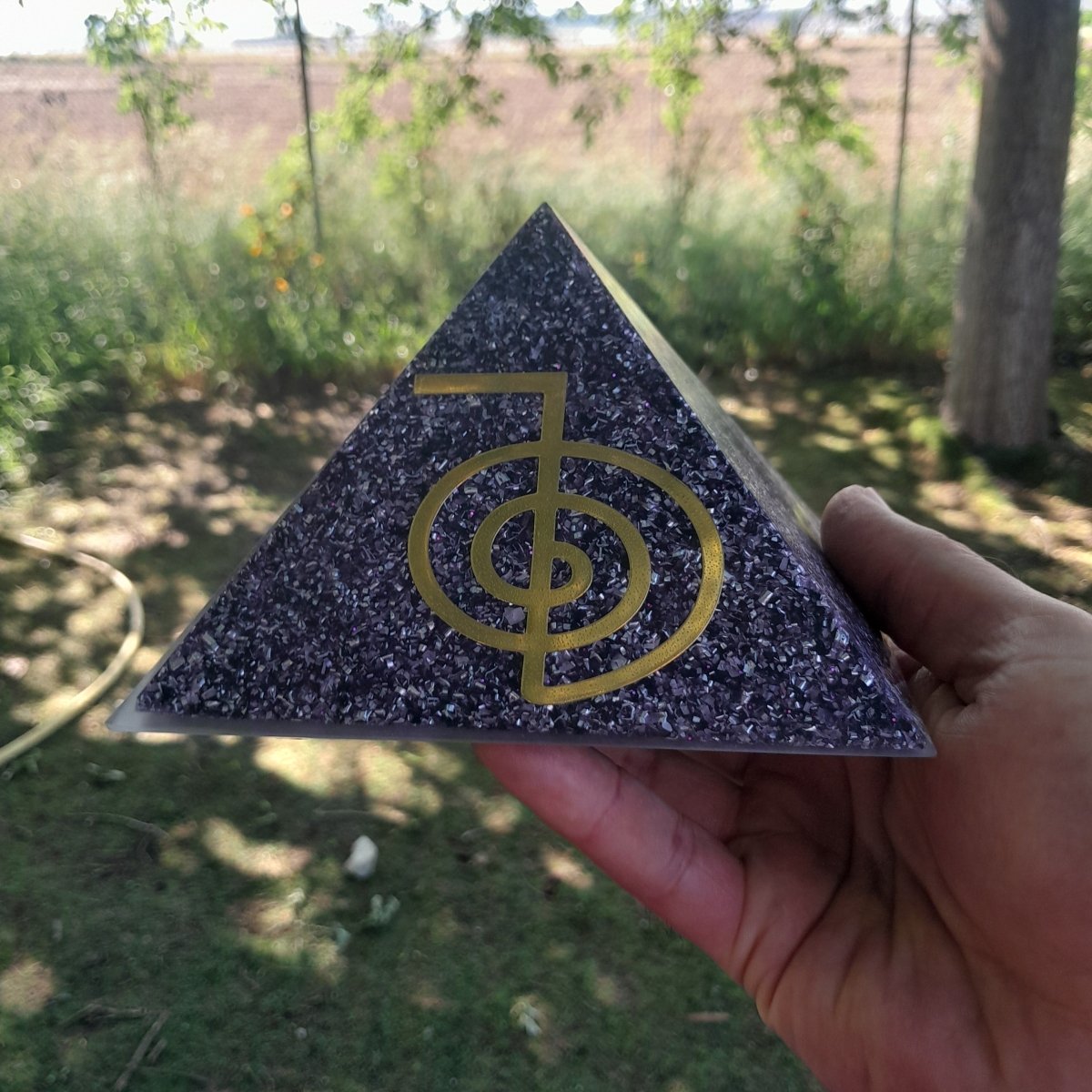 Piramide Orgonita Cho Ku Rei Violeta - 140mm Base - Mundo Orgon LTD