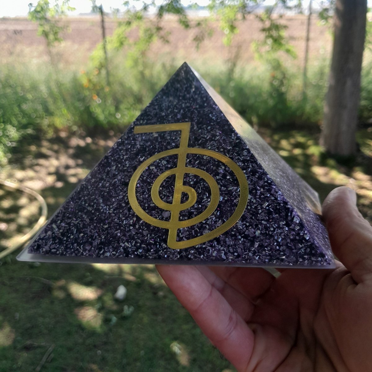Piramide Orgonita Cho Ku Rei Violeta - 140mm Base - Mundo Orgon LTD