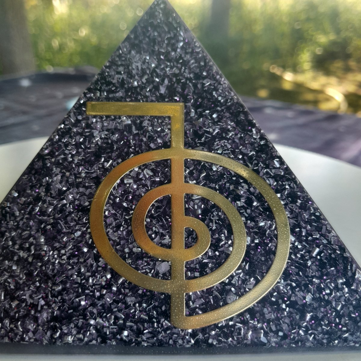 Piramide Orgonita Cho Ku Rei Violeta - 140mm Base - Mundo Orgon LTD