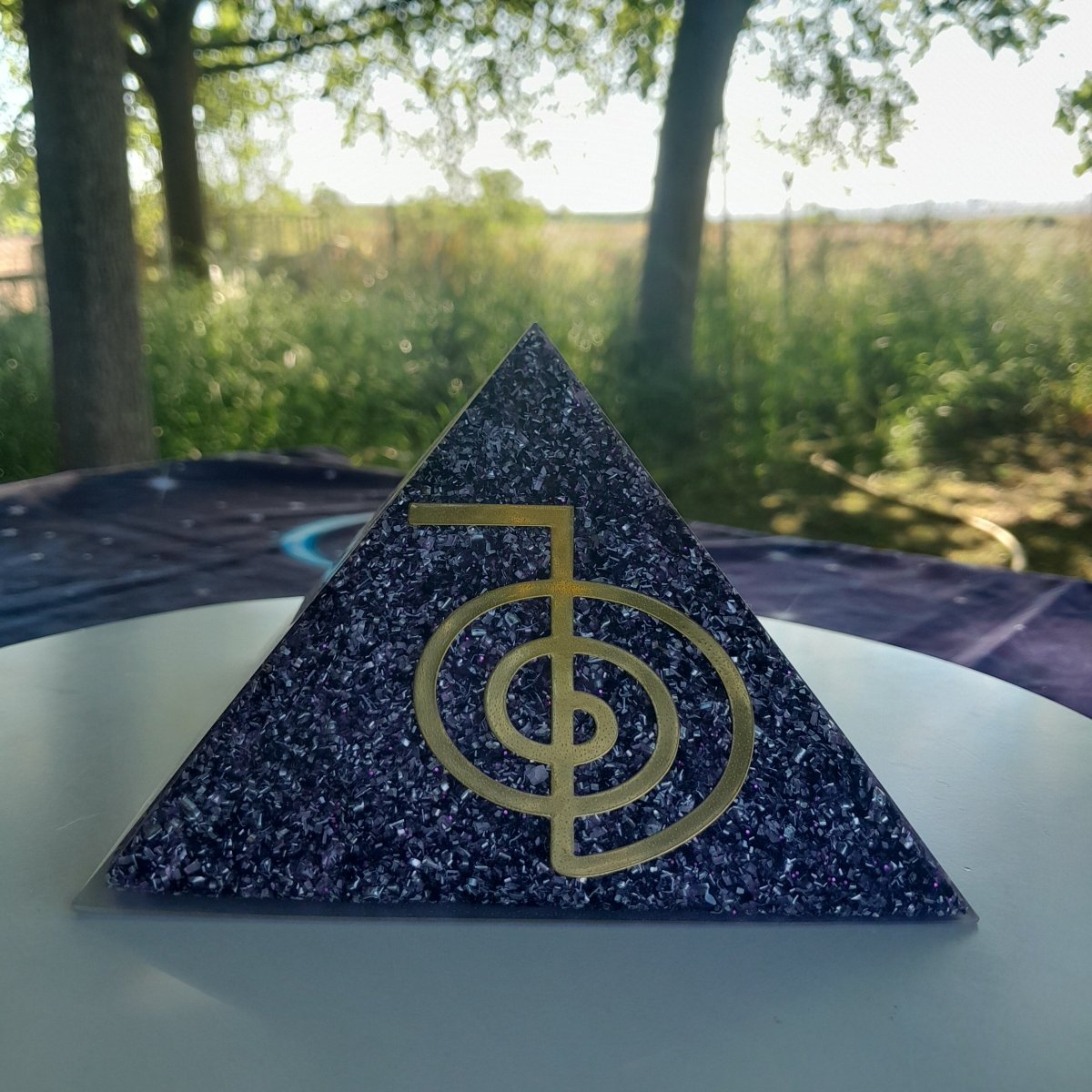 Piramide Orgonita Cho Ku Rei Violeta - 140mm Base - Mundo Orgon LTD