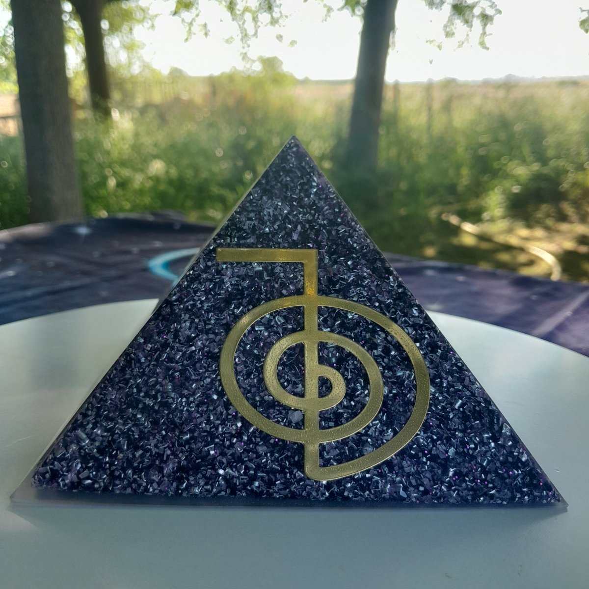 Piramide Orgonita Cho Ku Rei Violeta - 140mm Base - Mundo Orgon LTD