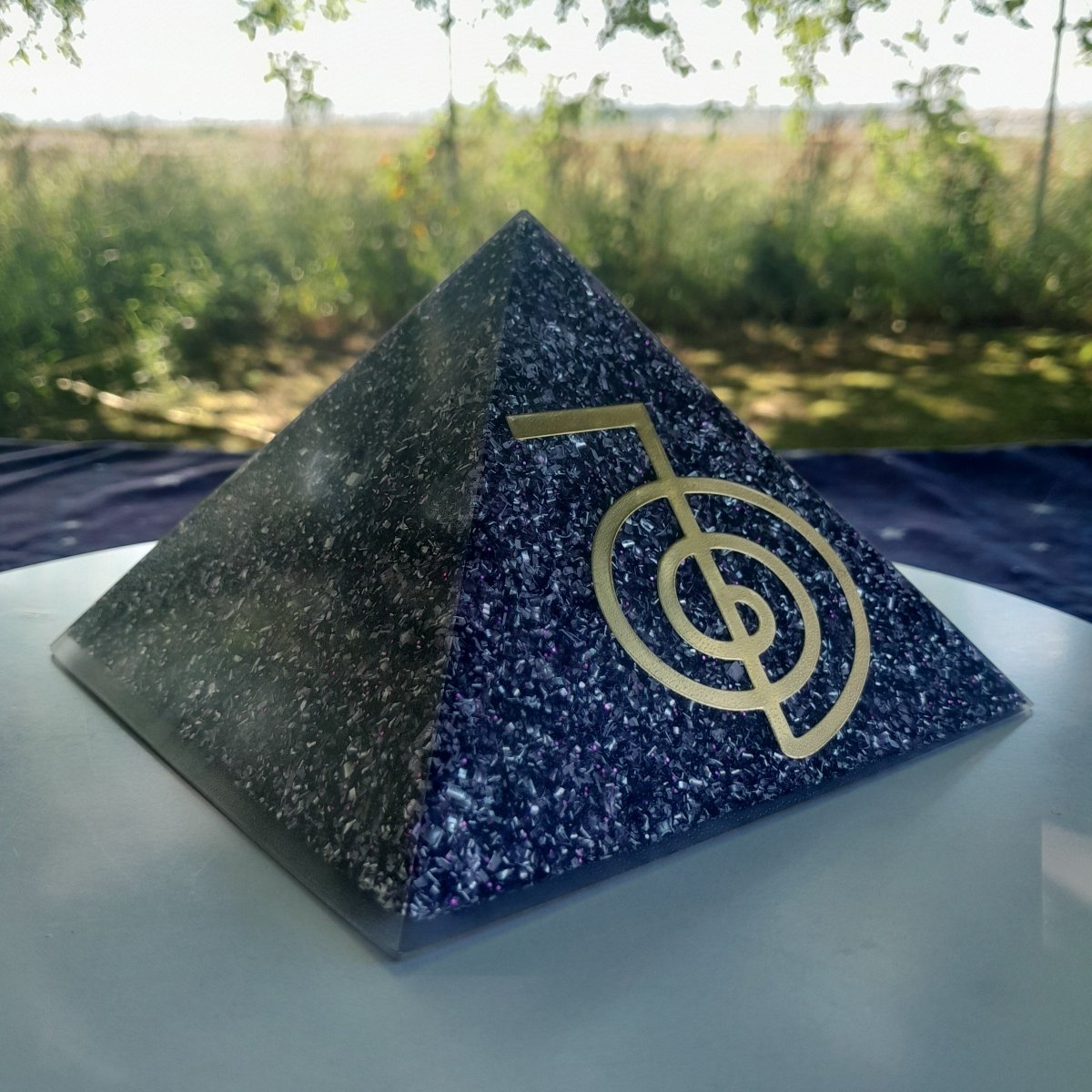 Piramide Orgonita Cho Ku Rei Violeta - 140mm Base - Mundo Orgon LTD