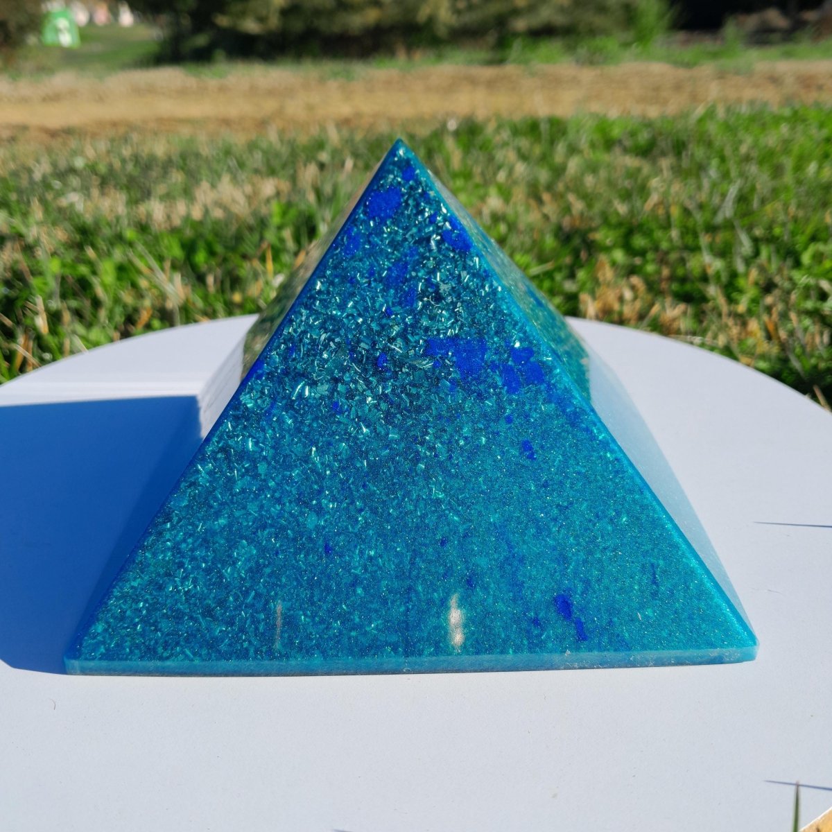 Pirámide Orgonita con Aguas Azules– 140mm - Mundo Orgon LTD