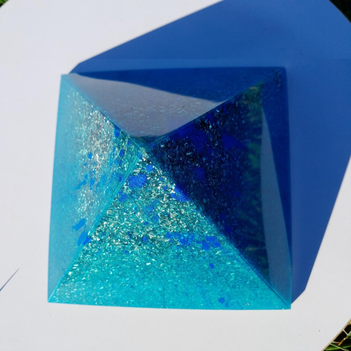 Pirámide Orgonita con Aguas Azules– 140mm - Mundo Orgon LTD