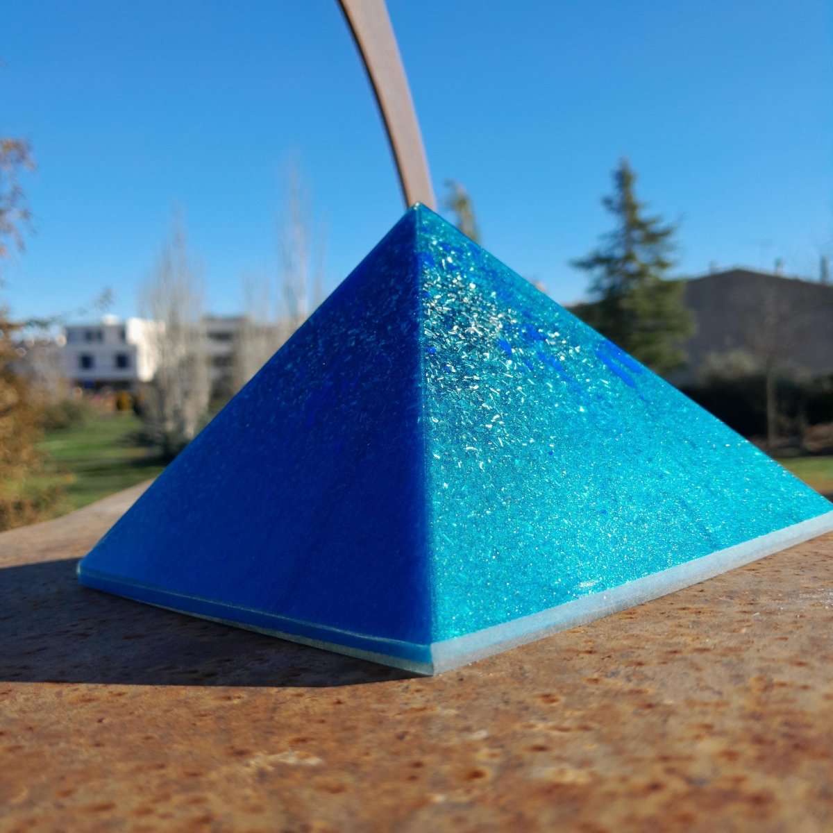 Pirámide Orgonita con Aguas Azules– 140mm - Mundo Orgon LTD