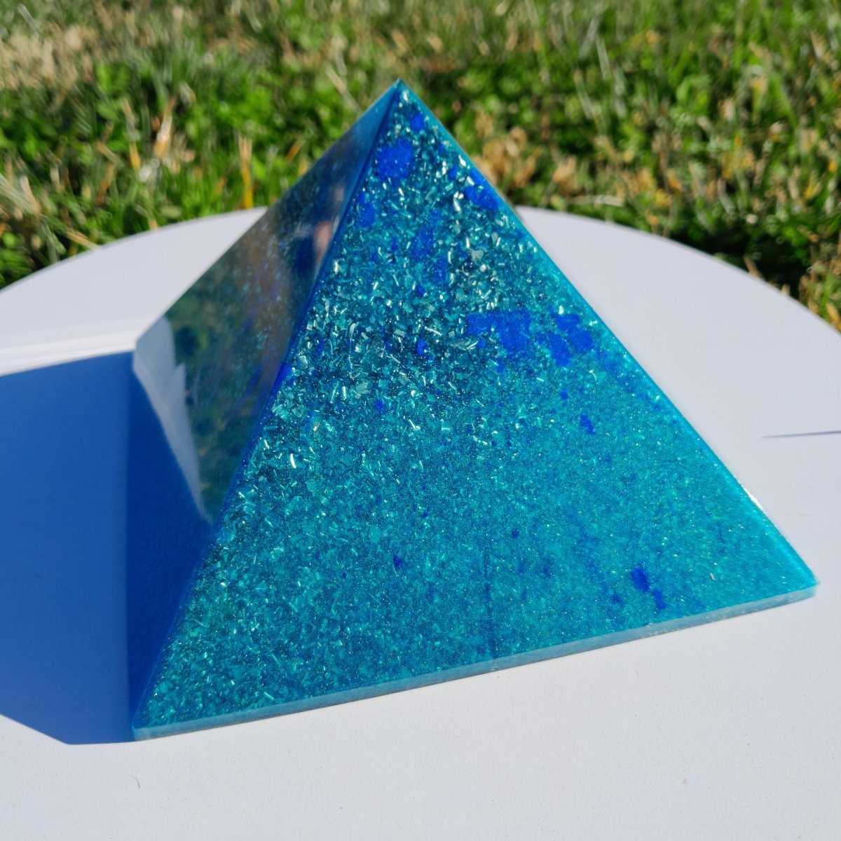 Pirámide Orgonita con Aguas Azules– 140mm - Mundo Orgon LTD